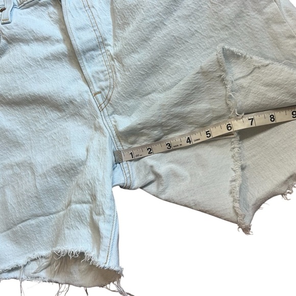 Levi's 501 Womens Mid Thigh Light Wash Jean Shorts- Size 32 - Picture 13 of 13